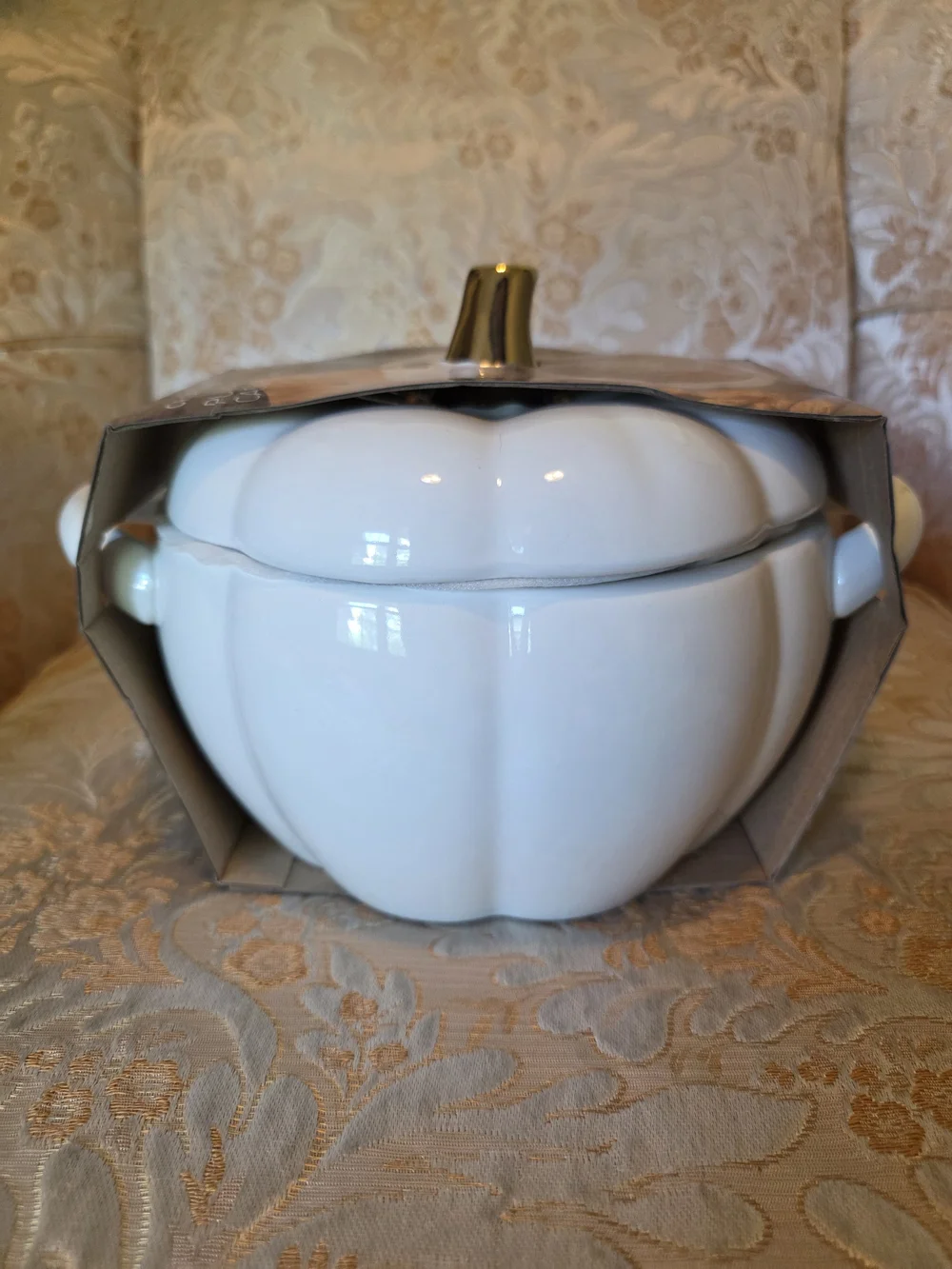 White and Gold Pumpkin Shaped Ceramic Serving Casserole Baking Dish with Lid 🎃